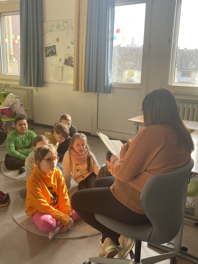 RODZICE CZYTAJĄ DZIECIOM