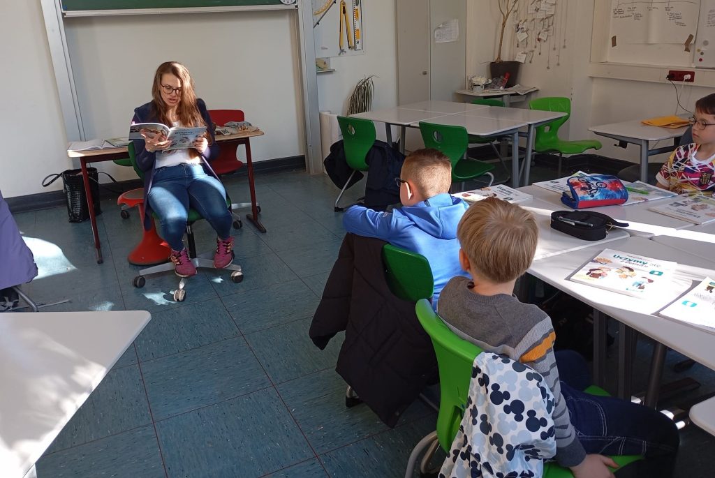 Rodzice czytają dzieciom