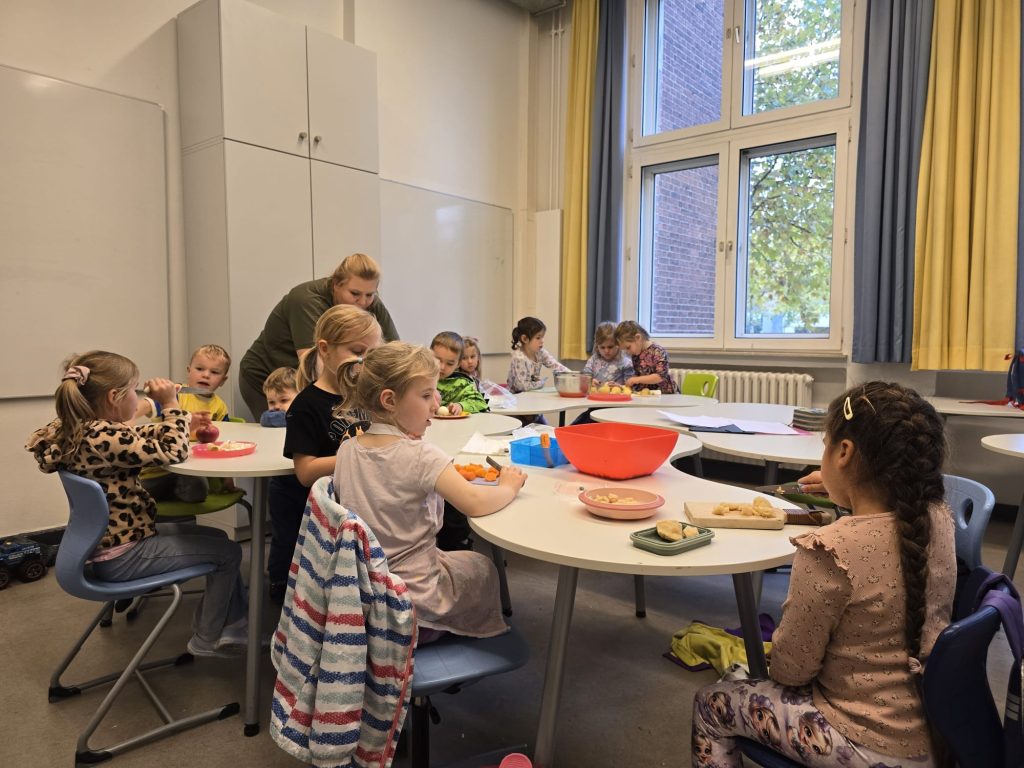 Uczymy się kroić sałatkę.